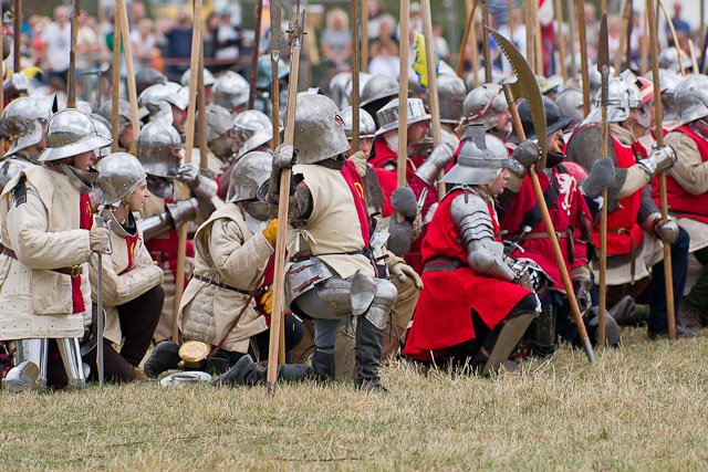 那天,英格兰国王理查三世的白玫瑰军队在莱斯特以外的乡村集结,等待另