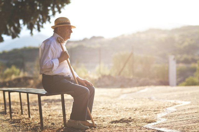 破解空巢老人问题，须提升社会化养老程度