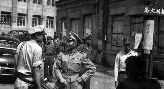 1946年,接收东北之新一军军长孙立人(中)在长春街头.