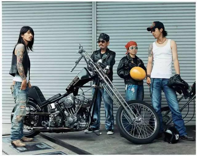 从街头黑帮到摇滚艺人,浅田政志拍下最酷家庭