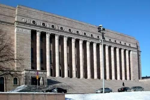 芬兰的国会大厦,这里是最先实行了普选权利的地区和国家之一.