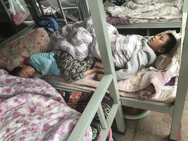 有人可以千萬逃稅，這些孩子們卻在喝著渾水