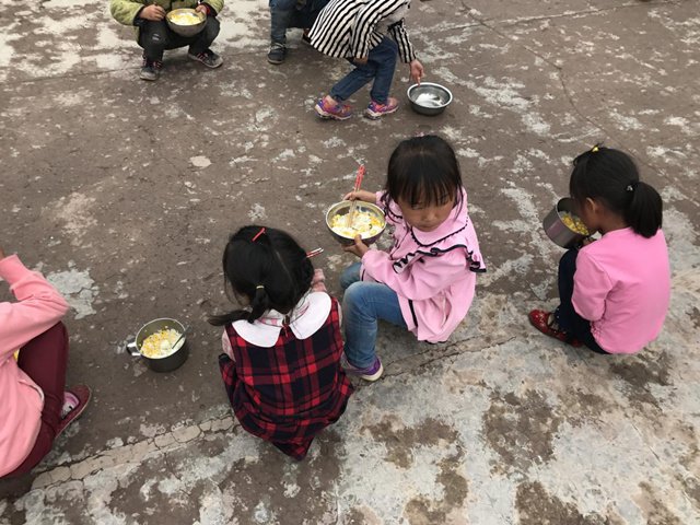 有人可以千萬逃稅，這些孩子們卻在喝著渾水