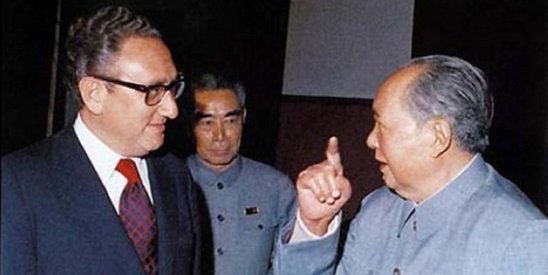 基辛格装作拉肚子秘密来华谈建交。图为1973年毛泽东会见基辛格。