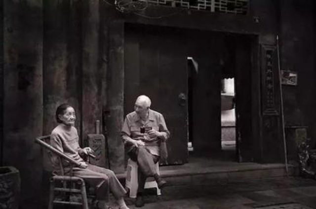 我們信奉愛情,卻對父母的愛情不屑一顧