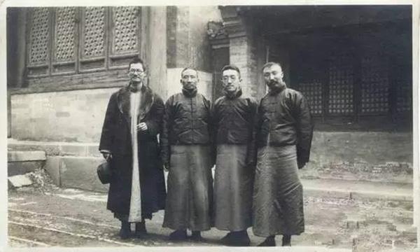 1920年,胡适(左三)与蔡元培(左二,蒋梦麟(左一,李大钊(左四)在西山