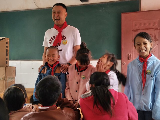 有人可以千萬逃稅，這些孩子們卻在喝著渾水