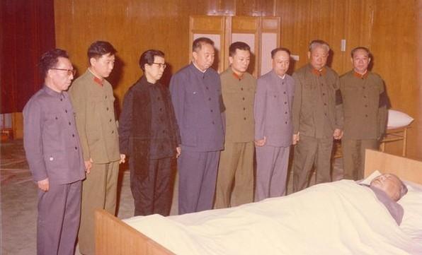江青在治丧会上提出：毛主席是被邓小平气死的