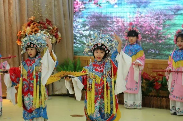 孩子们演的神话京剧《青石山传奇》十一上映园