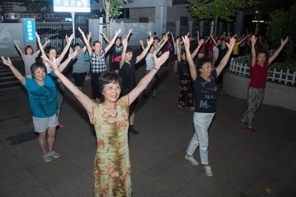 2015年9月6日晚,上海延长西路志丹路,市民在跳广场舞.