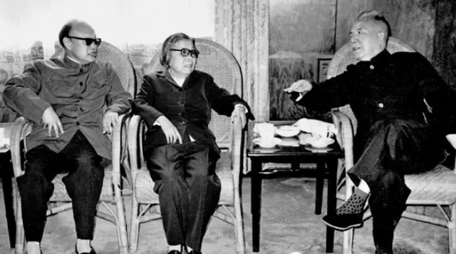 严平：新中国文坛“掌门人”最后的梦想与孤独