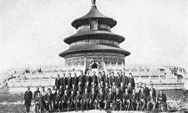 但历史吊诡之处在于,1925年段祺瑞下令取消《中华民国宪法》和《中华