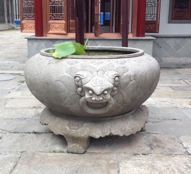 为什么中国古代的富人喜欢在院子里放水缸?