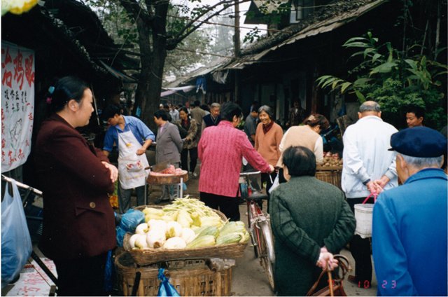 和尚街的农贸市场。王笛摄于2001年 和尚街的农贸市场。王笛摄于2001年