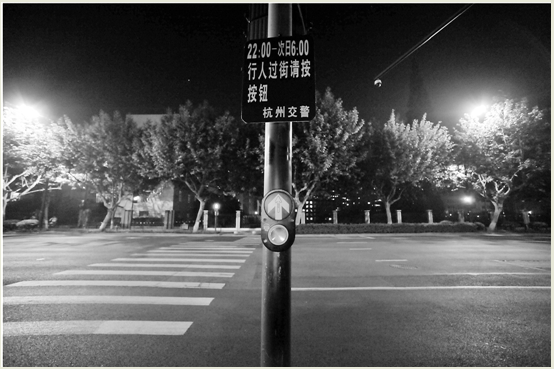 深夜巧遇擦鞋女 十二年前的往事浮上心头