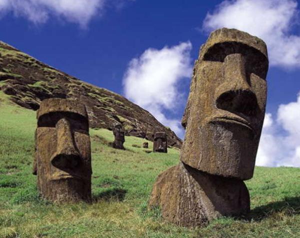 复活节岛,因岛上近千尊神秘的巨人石像而闻名于世.