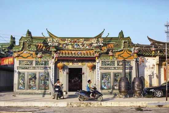 广东陆丰博社村祠堂.这里的40座祠堂代表着错综复杂的宗族关系