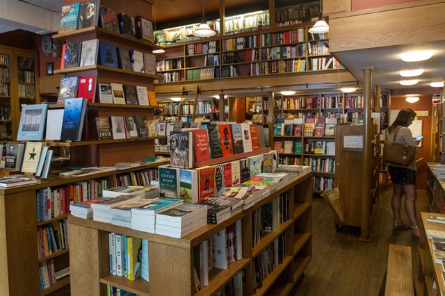 纽约神奇小书店:让伍迪·艾伦一个人静静待着