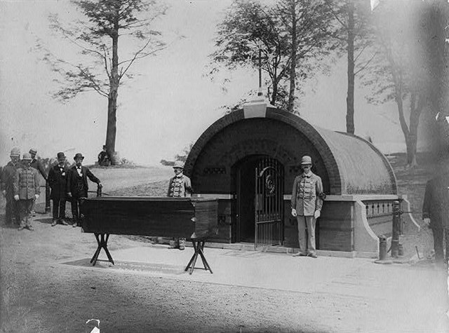 1892年格兰特灵柩的安放仪式,后面的拱形建筑就是安放灵柩的地方 1892年格兰特灵柩的安放仪式,后面的拱形建筑就是安放灵柩的地方