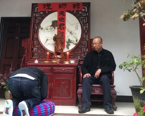 国内思想周报 | 野夫收徒行跪礼,中国看客围观“闺蜜门”