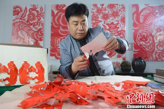 一把剪刀,在剪纸艺人手下化成美丽的图案,这门老手艺曾是中国大众爱好