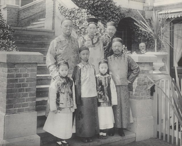 杨儒(后排左一)与夫人(后排左二)、子女、翻译陆徵祥(后排左三)、驻俄参赞胡惟德(前排右一)在荷兰海牙,1899年 杨儒(后排左一)与夫人(后排左二)、子女、翻译陆徵祥(后排左三)、驻俄参赞胡惟德(前排右一)在荷兰海牙,1899年