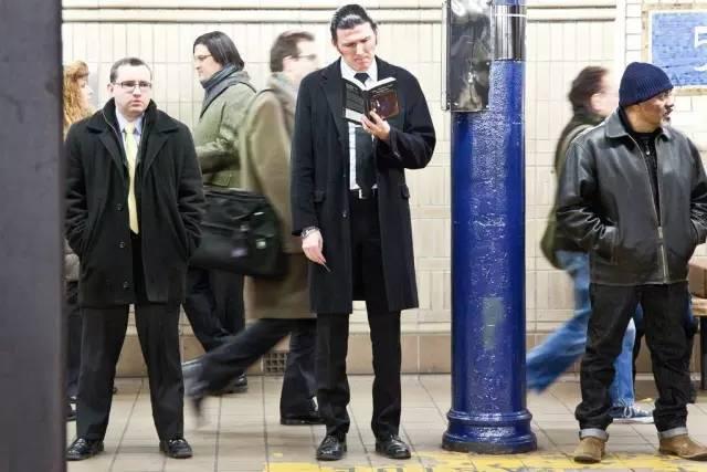 纽约的地铁阅读者们在读什么书?