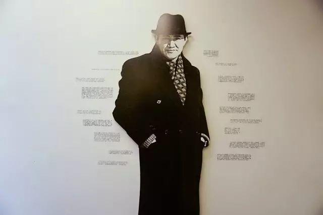 我爱这个在黑暗中大雪纷飞的人哪