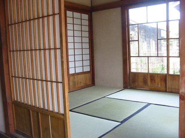 资料图:榻榻米房间 开满桃花的老屋