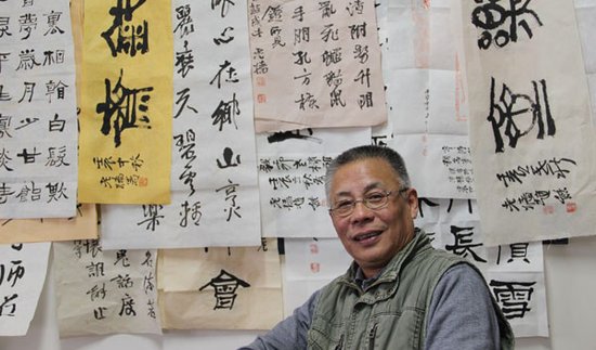京歌粉墨情缘歌谱-赵熊的书斋名为"风过耳堂",每天刻印、写字、画画,偶尔写诗,与