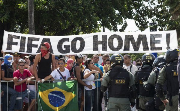 资料图:巴西“FIFA go home”运动 好大喜功的心态,永远是国家之敌