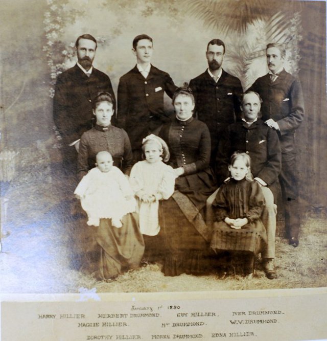 担文全家照（1890年）。二排右1为担文，中间为担文夫人克莉丝汀，左1为担文女儿玛吉。后排左1为玛吉丈夫义理迩，左3为义理迩兄弟盖伊·希利。后排左2和左4为担文的儿子。