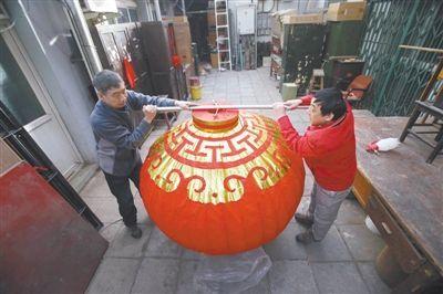 天安门红灯笼制作者:传统制灯手艺恐后继无人