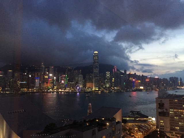 于半岛酒店俯瞰维港