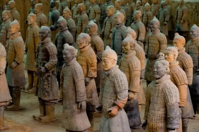 毛泽东既主张“反对暴秦”,又说“秦始皇是个好皇帝”;既认为秦始皇“耽于泆乐”、“无聊得很”,又提出“焚坑事业待商量”。归根结底,秦始皇是“一个涵义复杂的政治符号”。