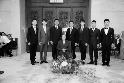 谭元寿先生与学生合影