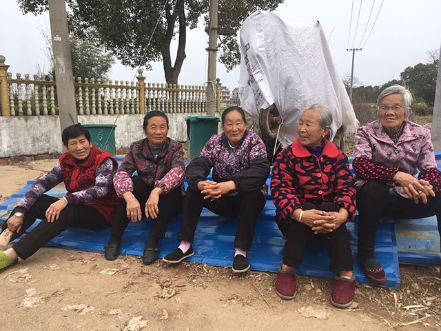 村口曬日頭的老人們 年一過,村子就空了