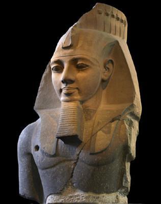 他在埃及看到古埃及法老雕塑不像欧洲人或非洲人,却像典型的东亚人