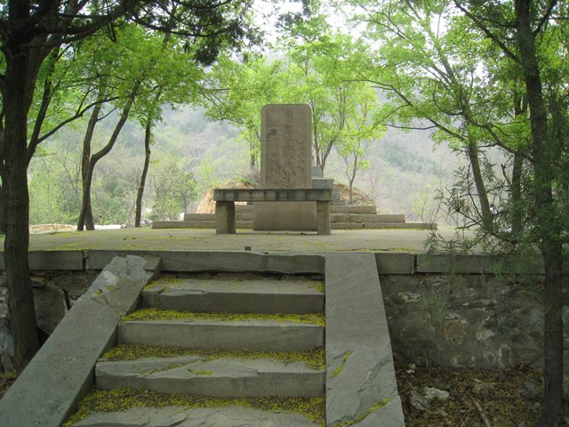 傍晚，徜徉于山中廢寺