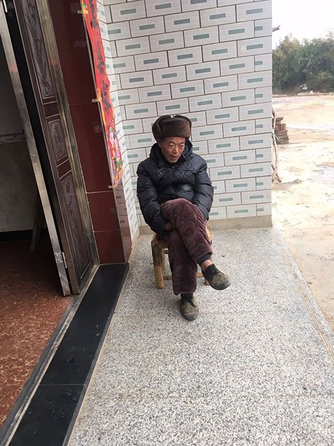 鄰居老伯 年一過,村子就空了
