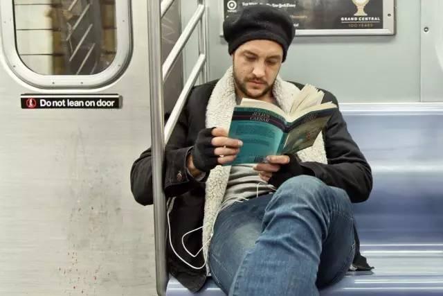 纽约的地铁阅读者们在读什么书?