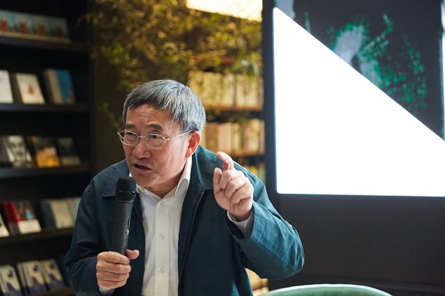 葛劍雄先生,攝影:小甩工作室 互聯網時代,不缺保持地方特色文化的條件,缺的是自覺