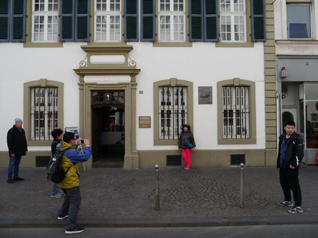 歐洲人旅行也是帶照片和紀念品回家