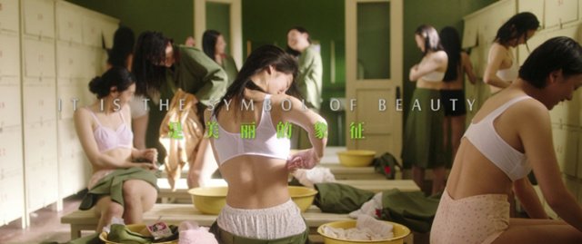 《芳華》：兩件胸衣引發的慘案