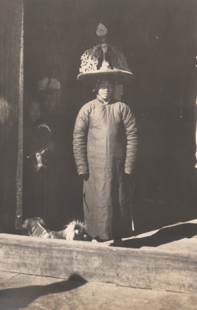 雍和宫里的僧人和寺里的一只小狗,1910年代 雍和宫里的僧人和寺里的一只小狗,1910年代