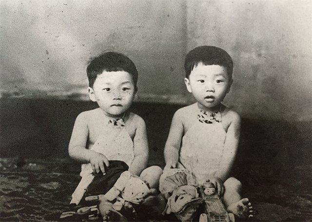 两岁时的安藤忠雄(左)与双胞胎弟弟北山孝雄。后孝雄也成为著名的创意设计师 两岁时的安藤忠雄(左)与双胞胎弟弟北山孝雄。后孝雄也成为著名的创意设计师