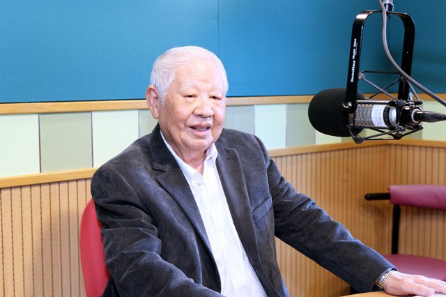 在炮戰的坑道里寫詩──洛夫和他的時代