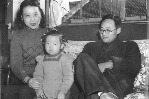 1949年巴金与夫人萧珊,女儿小林在上海寓所