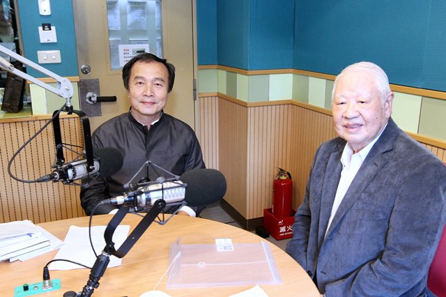 在炮戰的坑道里寫詩──洛夫和他的時代