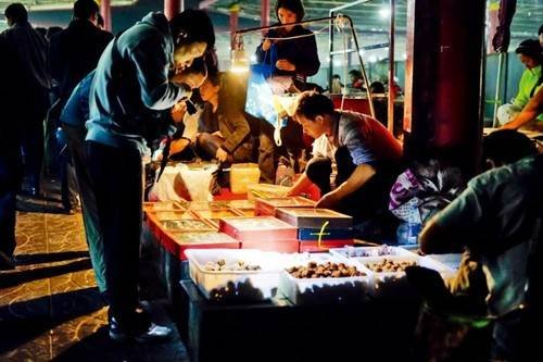 资料图:潘家园“鬼市” 资料图:潘家园“鬼市”